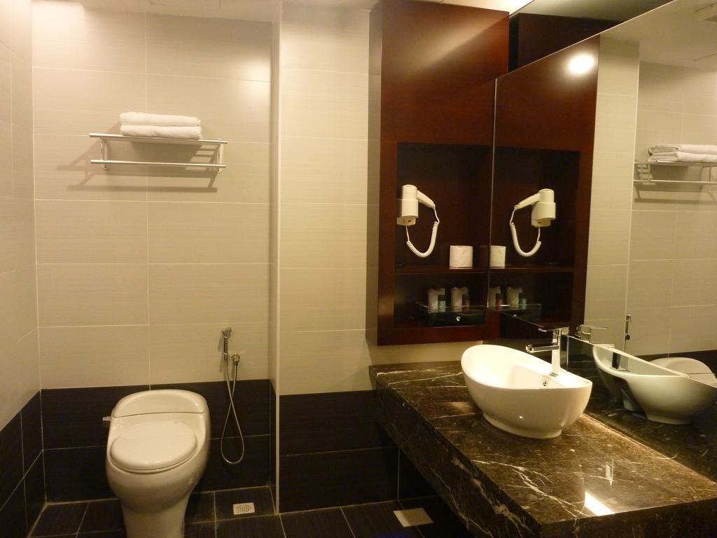 Pariss Hotel Johor Bahru Buitenkant foto