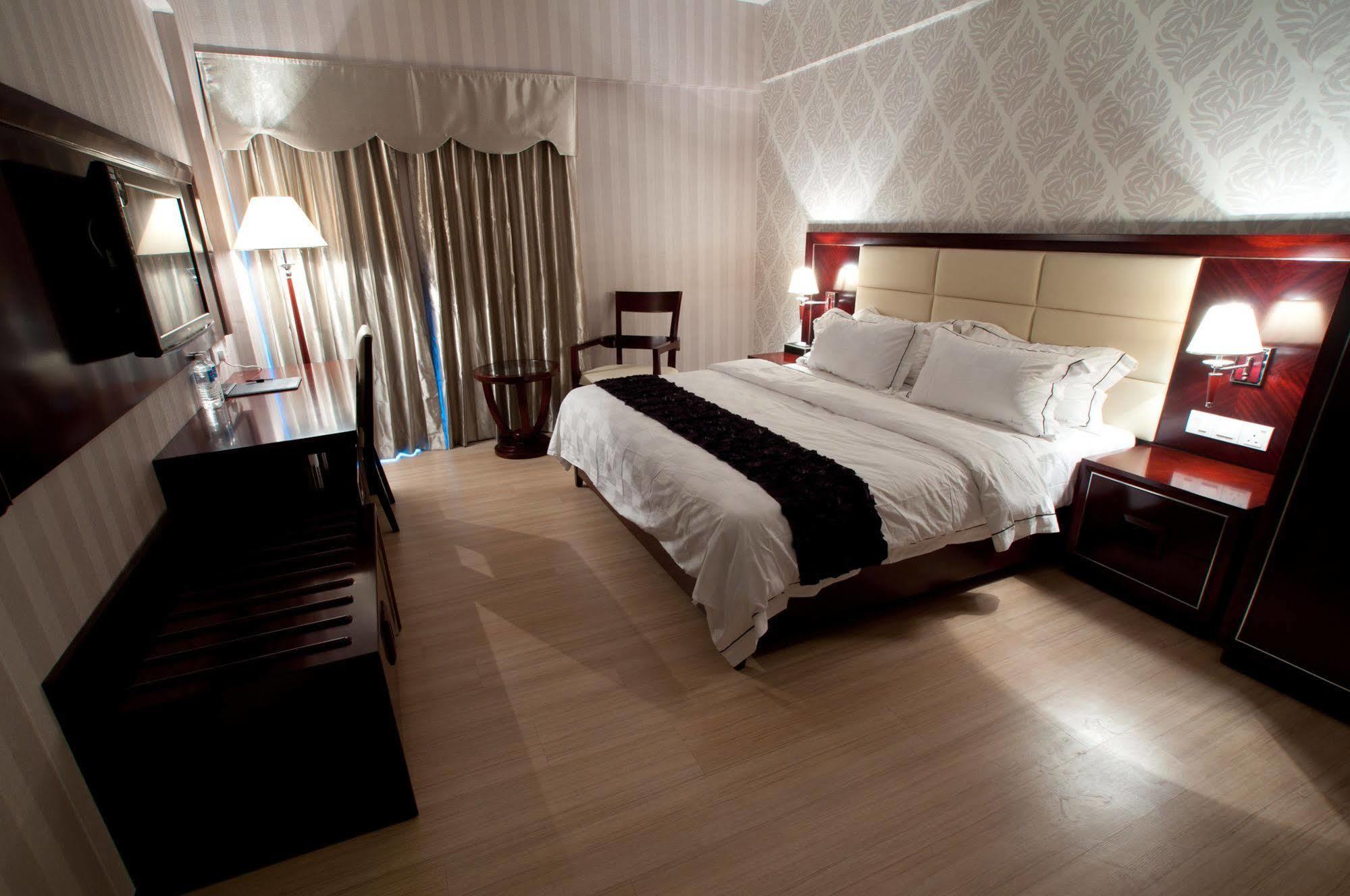 Pariss Hotel Johor Bahru Buitenkant foto